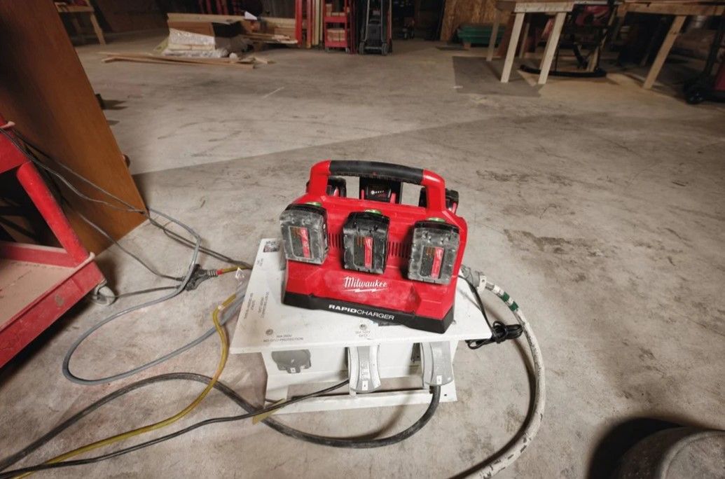 Зарядний пристрій PАCKOUT MILWAUKEE, M18 PC6 (на 6 акумуляторів) (заміна на 4932498551) (4932480162)