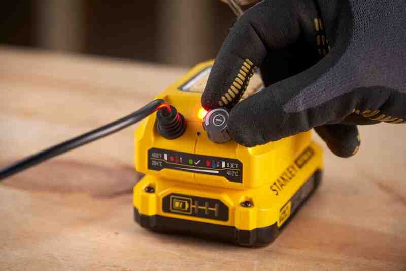 Паяльник акумуляторний STANLEY FATMAX SFMCE040B